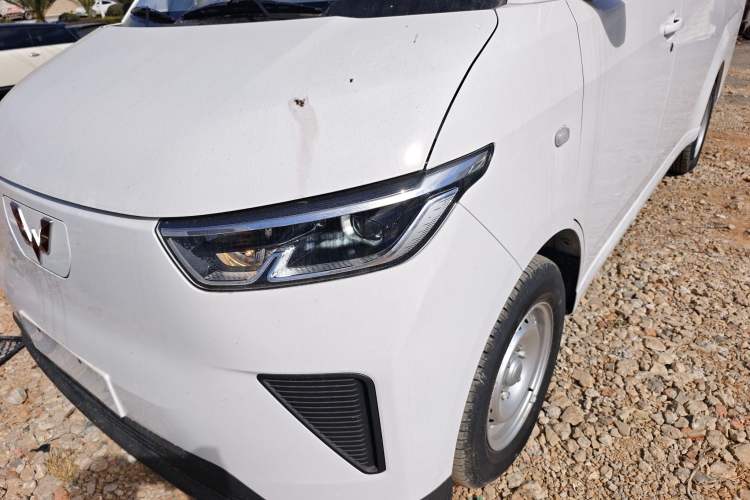 Used Wuling Yangguang 2024 300KM Comfort Version Passenger Van 75kW