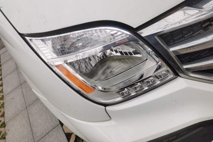 Used SAIC MAXUS Xintu V80 2021 2.0T Manual Classic Aoyuntong Short Wheelbase Mid-Roof 5/6-Seater