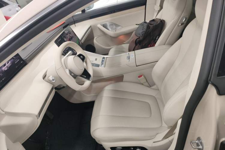 Used Hima Luxeed S7 2025 855 km Max
