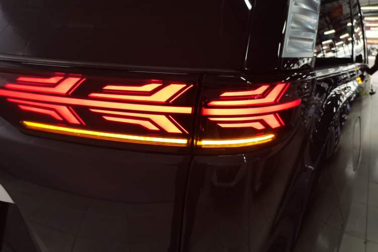 Used Denza D9 2022 DM-i 970 Four-Wheel Drive Prestige Model
