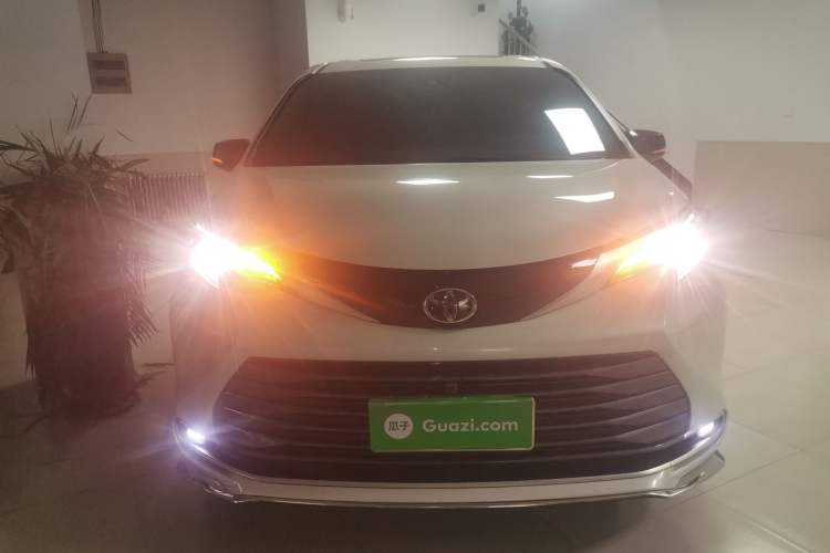 Used Toyota Sienna 2024 2.5L Hybrid Luxury Edition