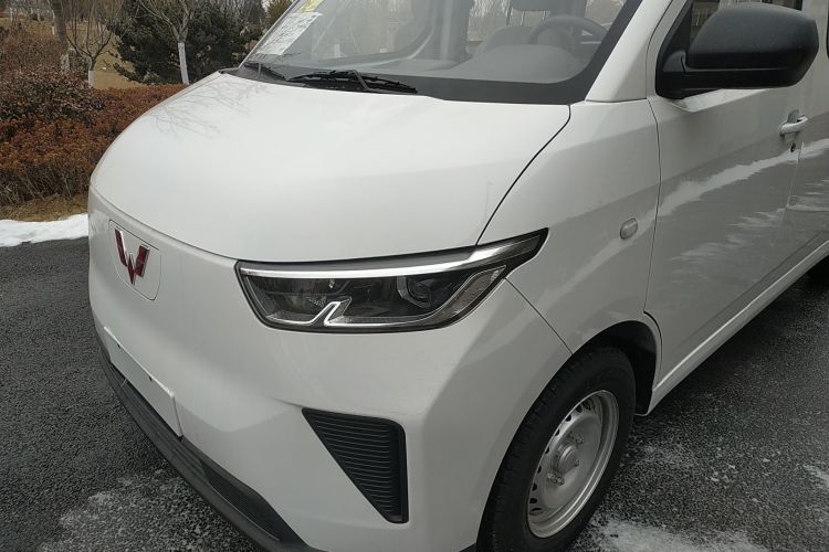Used Wuling Yangguang 2024 300KM Comfort Version Passenger Van 75kW