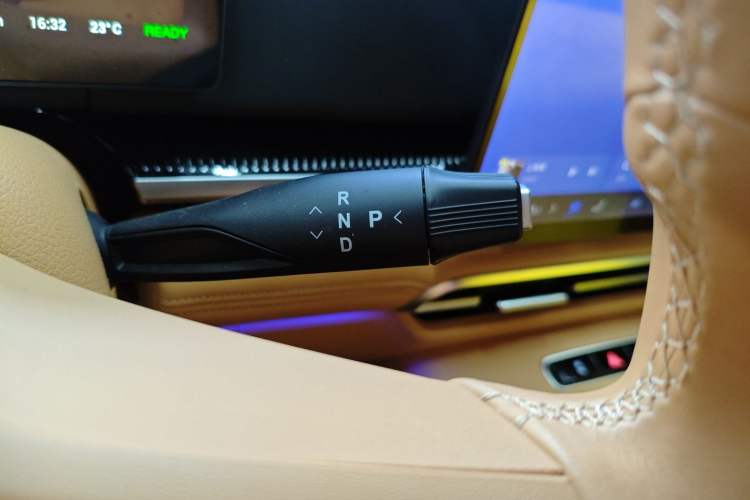 Used VOYAH Dream 2025 PHEV Four-Wheel Drive Prestige Kunpeng Edition
