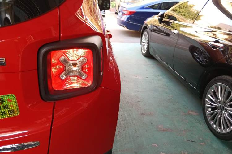 Used  Renegade 2018 Connected Large Screen Version 180T Automatic High-Energy Edition
