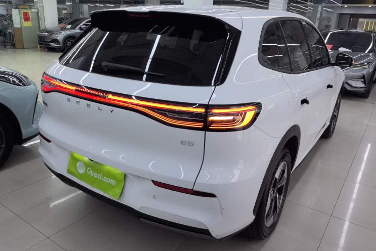 Used  E5 2024 440km Launch Edition
