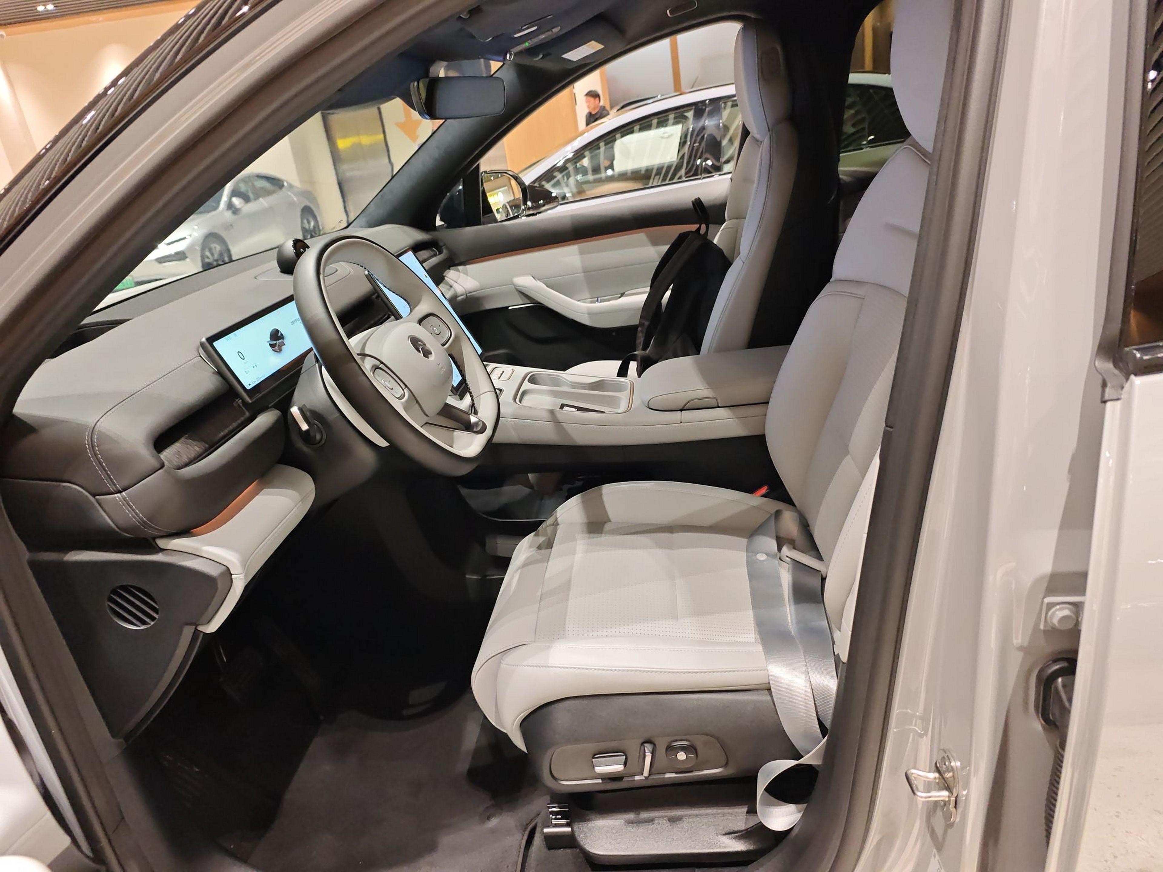 Переднее сиденье в автомобиле