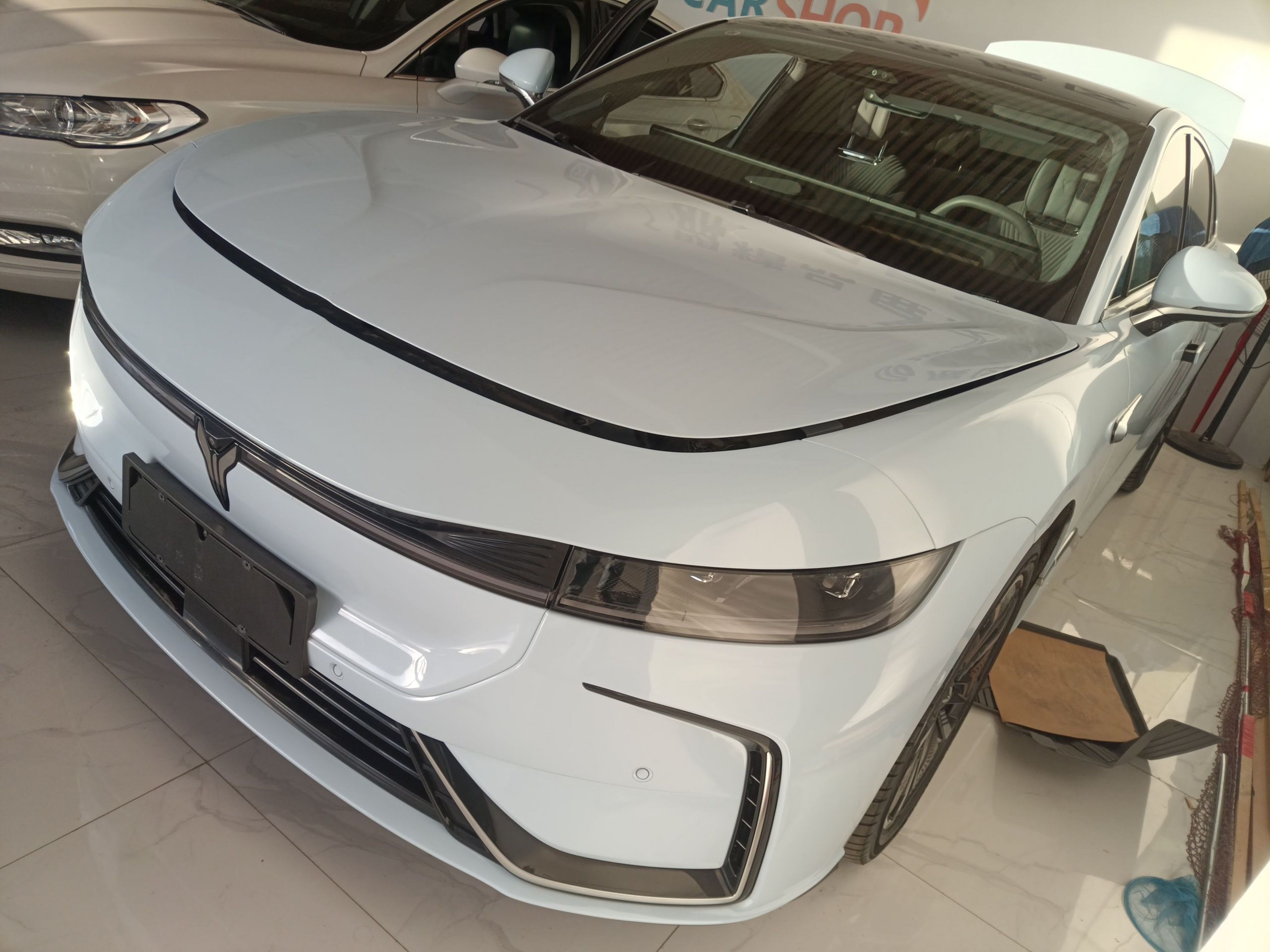 تحت مقدمة السيارة