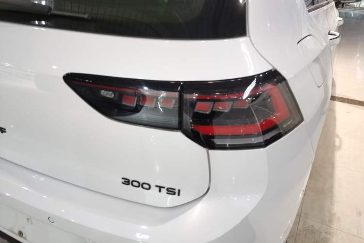 Used Volkswagen Golf 2025 300TSI R-Line
