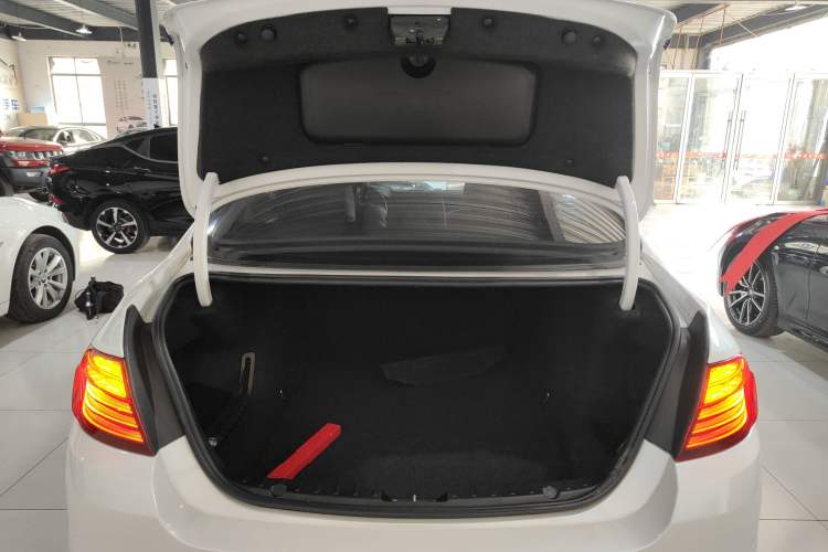 Used BMW 5 Series 2014 525Li Leading Model
