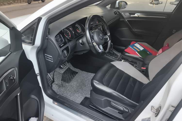 Used Volkswagen Golf 2016 1.4TSI Automatic R-Line
