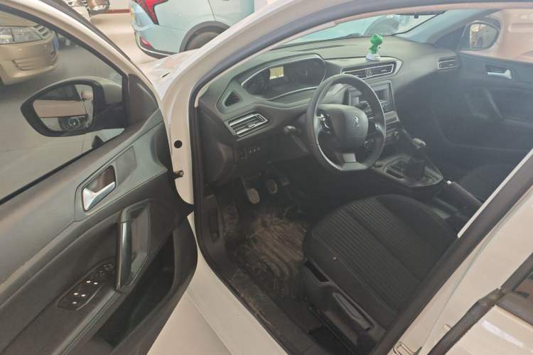 Used Peugeot 308 2016 1.6L Manual Fashion Edition
