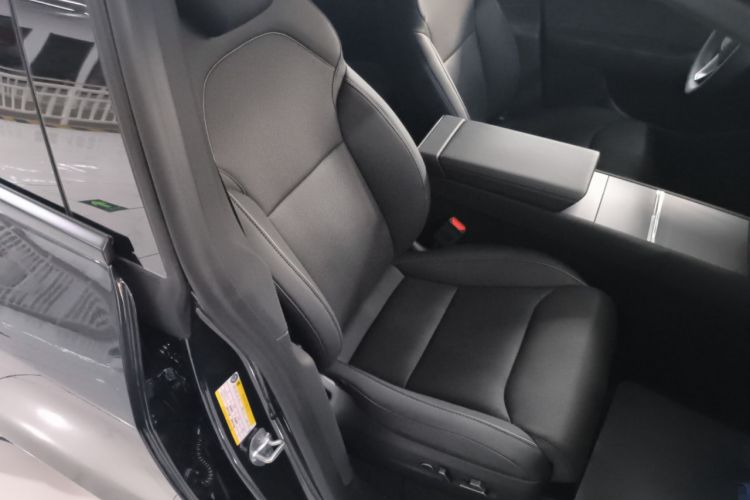 Used Tesla Model Y L 2025 Long-Range All-Wheel-Drive Version
