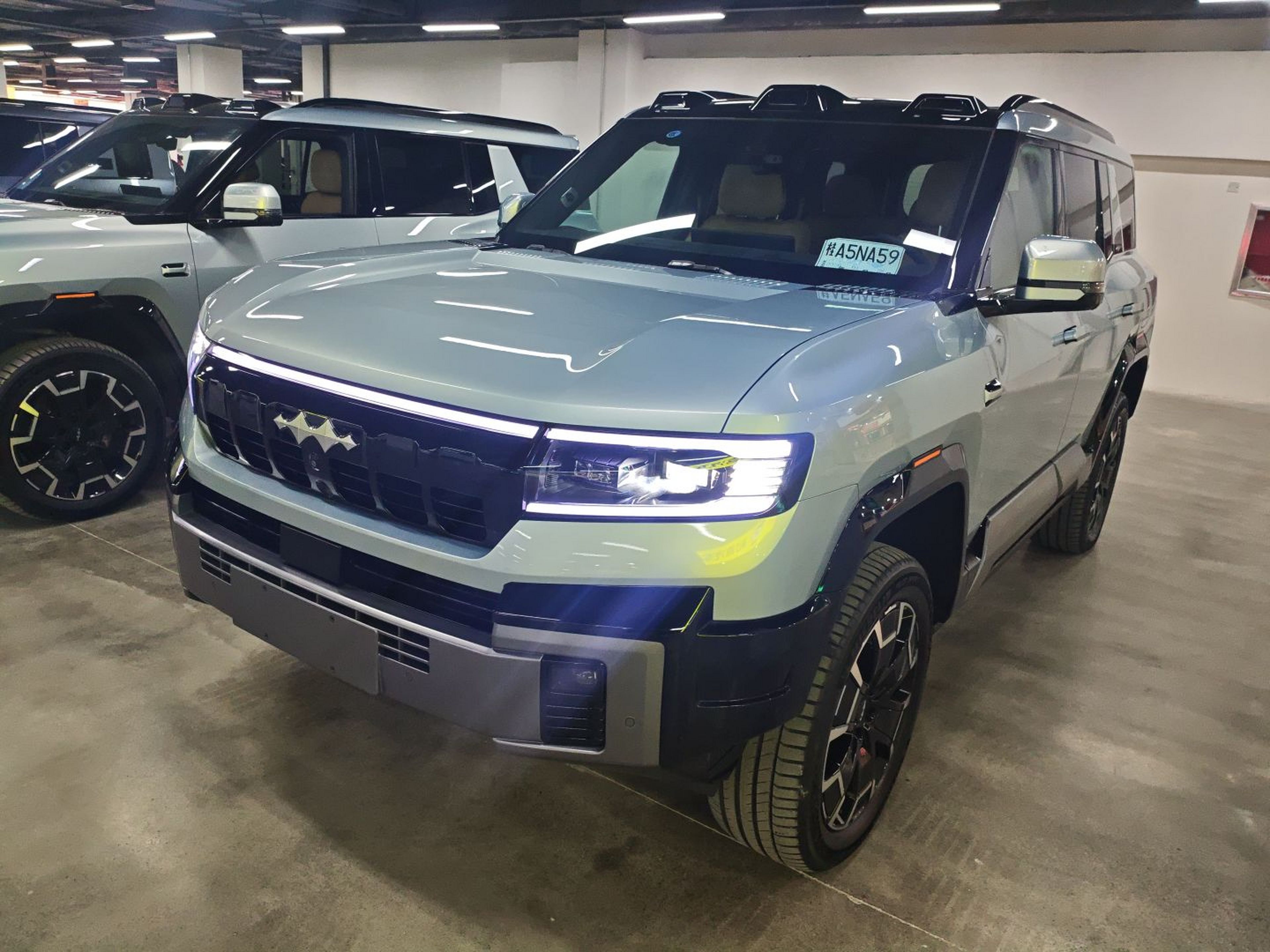 تحت مقدمة السيارة