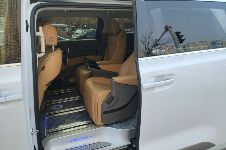 Used Denza D9 2022 DM-i 970 Four-Wheel Drive Flagship Model
