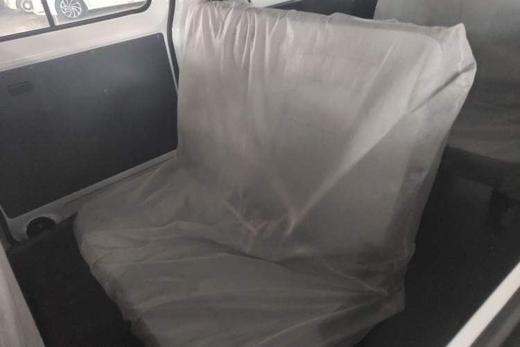 Used Wuling Yangguang 2024 300KM Comfort Version Passenger Van 75kW