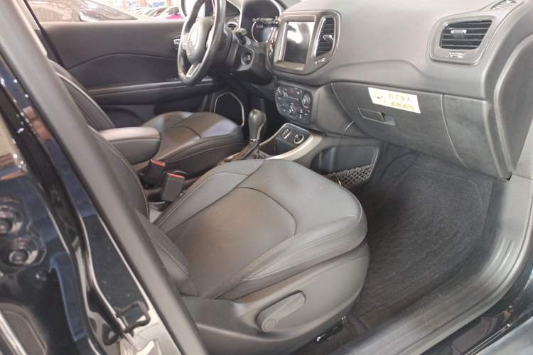 Used  Compass 2017 200T Automatic Family Edition
