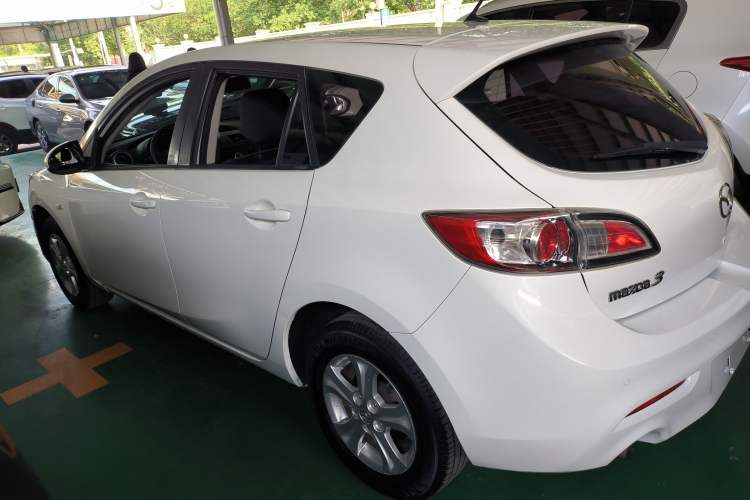 Used Mazda Mazda 3 2015 Hatchback 1.6L Manual Comfort Edition
