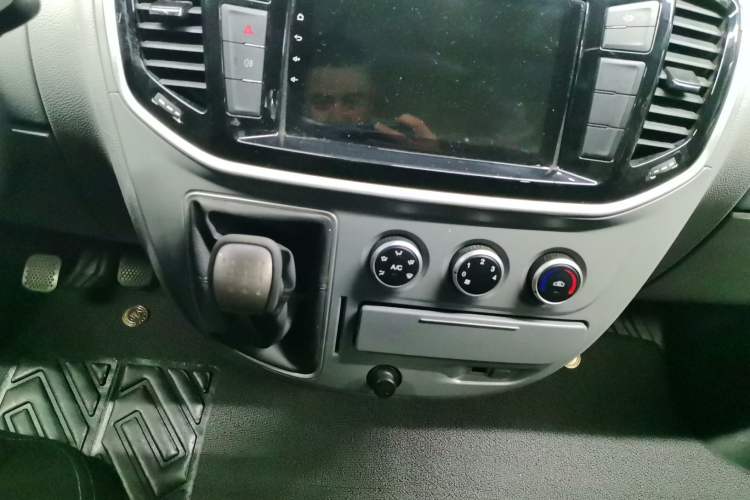 Used SAIC MAXUS Xintu V80 2021 2.0T Manual Classic Aoyuntong Short Wheelbase Ultra-Low Roof 5/6-Seater
