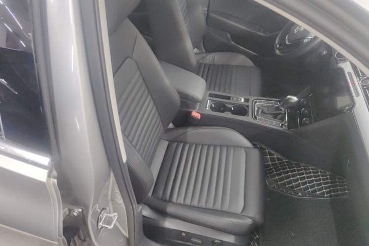 Used Volkswagen Magotan 2017 330TSI DSG Leading Model
