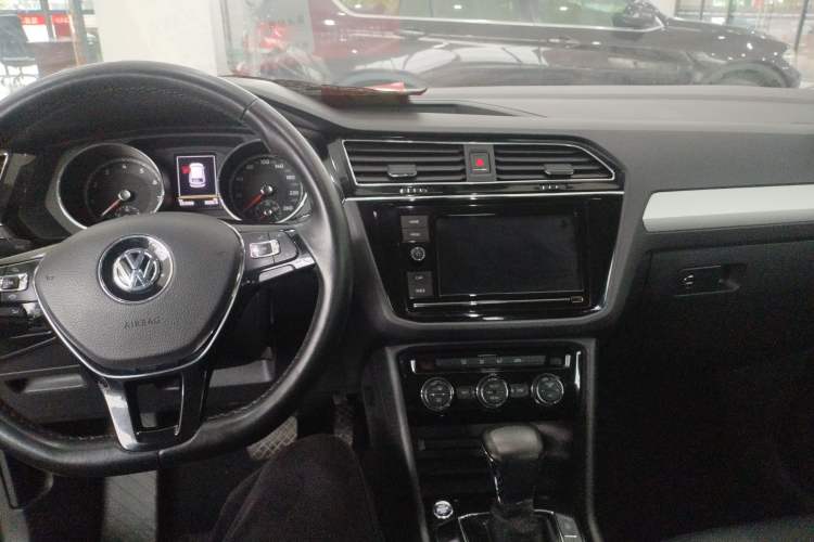 Used Volkswagen Tiguan L 2019 330TSI Automatic Two-Wheel Drive Panoramic Comfort Edition China V Standard
