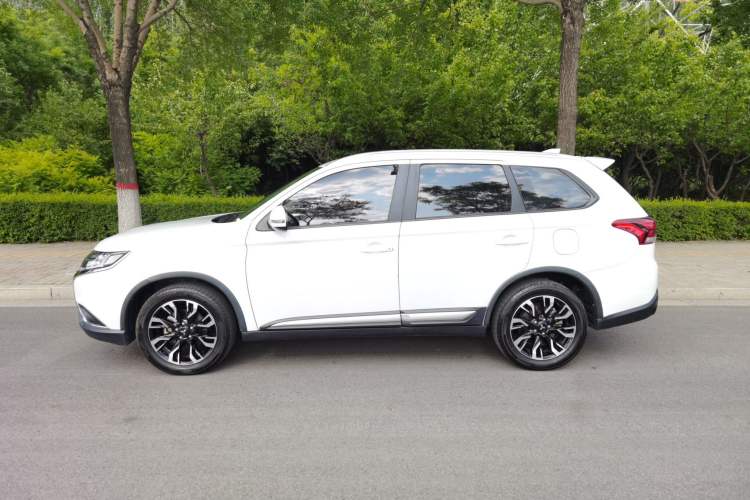 Used Mitsubishi Outlander 2019 2.0L Two-Wheel Drive Comfort Edition 5 Seats China VI Standard
