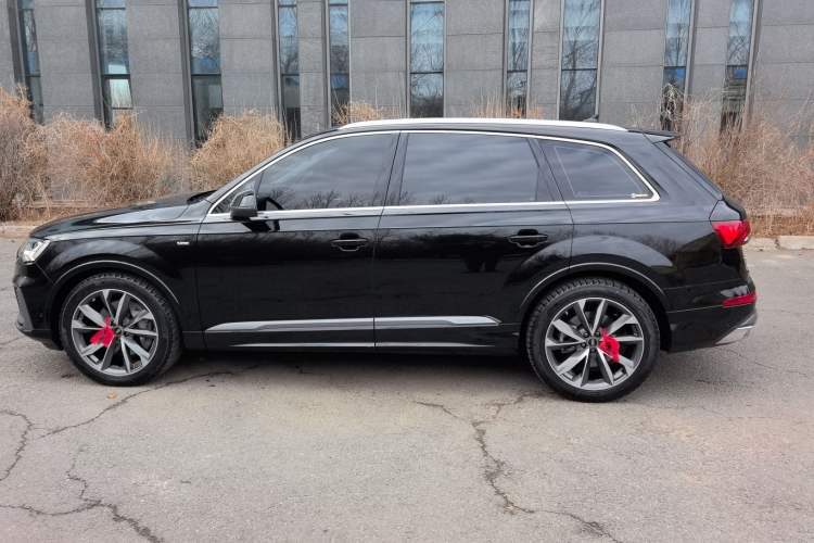 Used Audi Q7 2022 55 TFSI quattro S line Sport model
