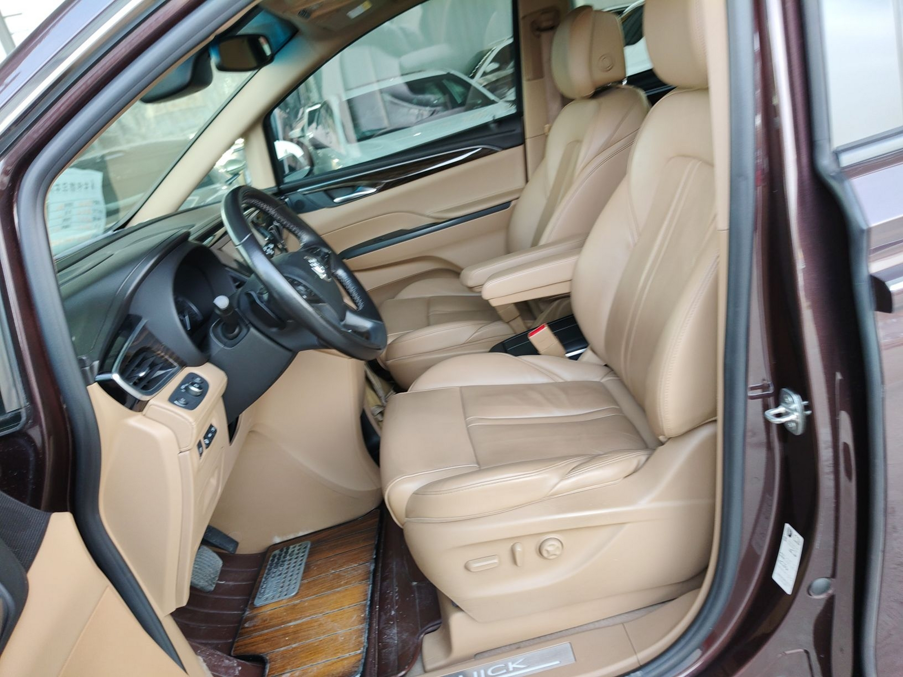 المقاعد الأمامية داخل السيارة