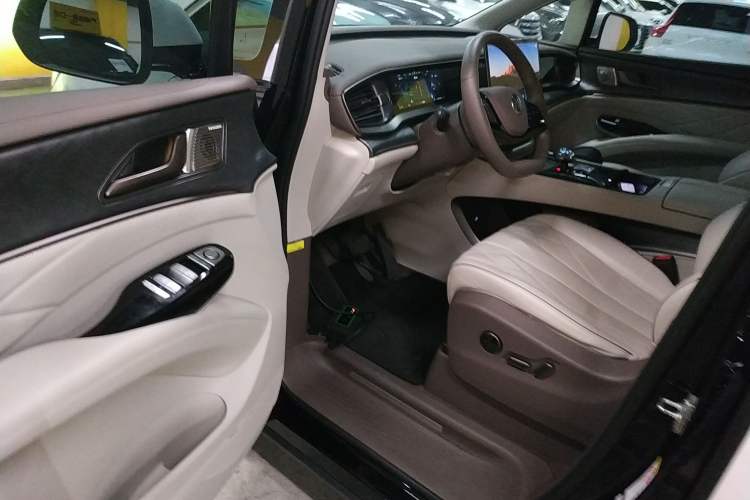 Used Denza D9 2022 DM-i 1040 Prestige Model