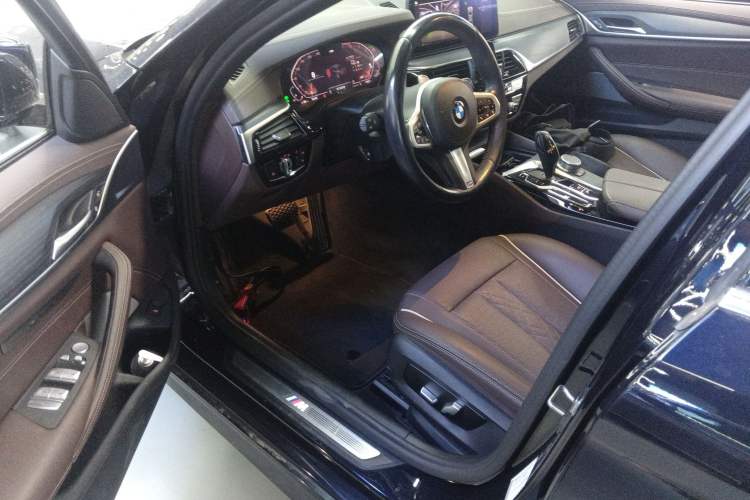 Used BMW 5 Series 2021 Facelifted 530Li Leading Edition M Sport Package
