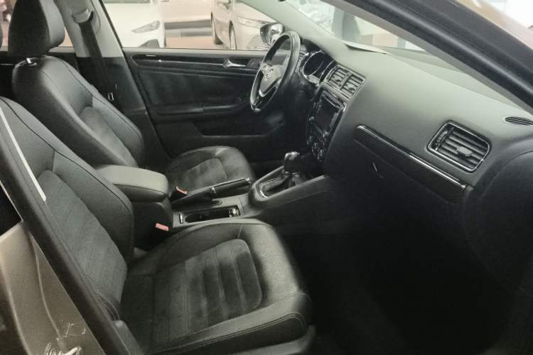 Used Volkswagen Sagitar 2015 230TSI Automatic Luxury Model
