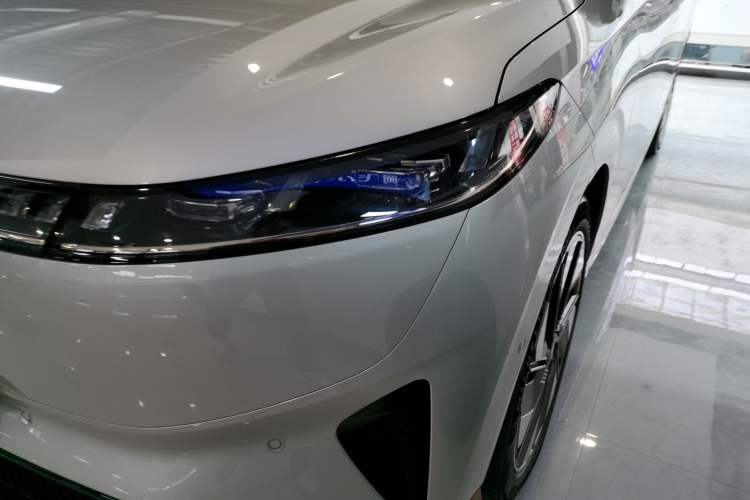 Used  eπ008 2025 210Max Range-Extended Version 5 Seats