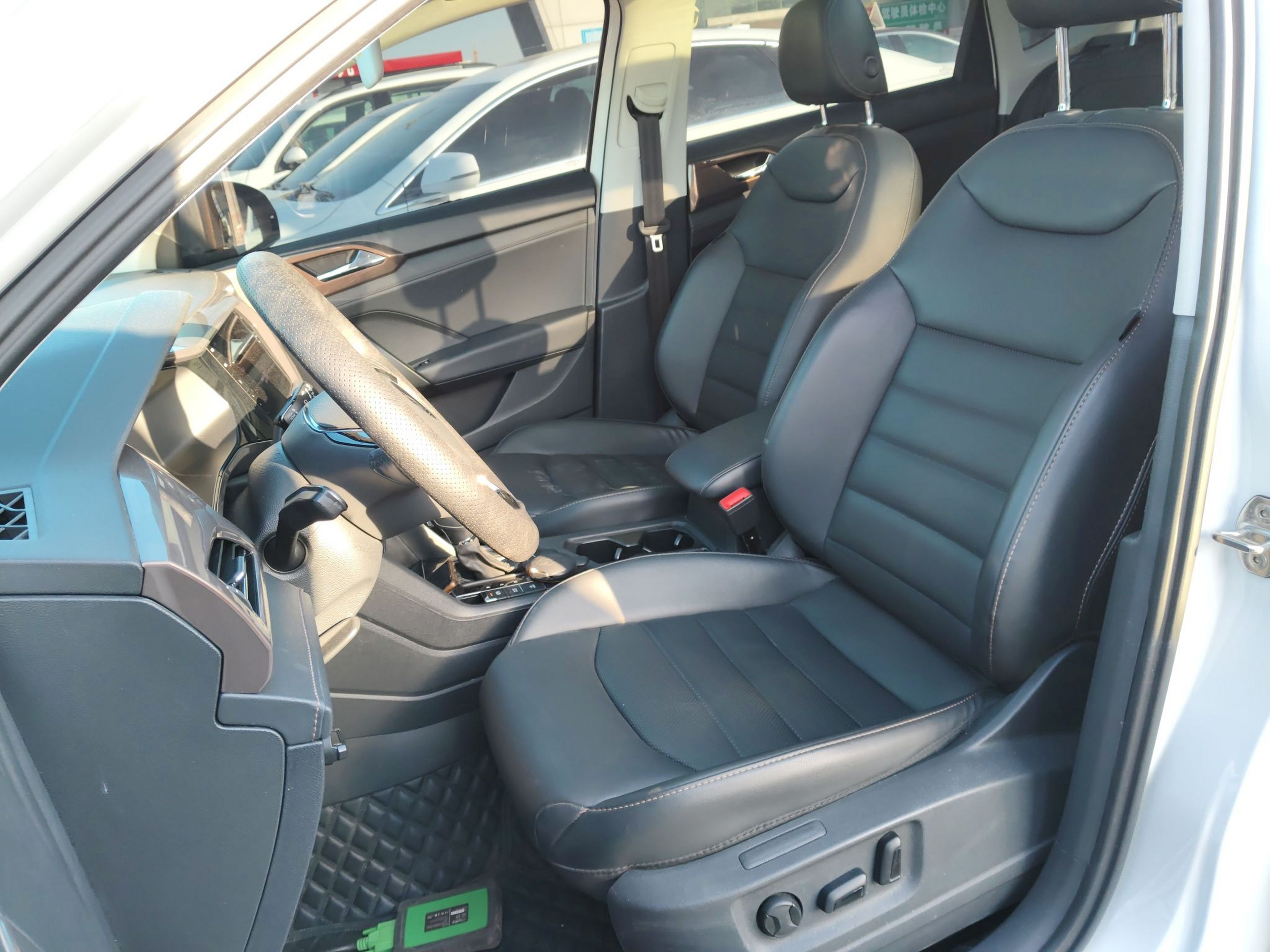 Переднее сиденье в автомобиле