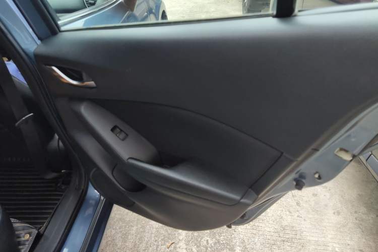 Used Mazda Mazda 3 Axela 2014 Hatchback 1.5L Automatic Luxury Model
