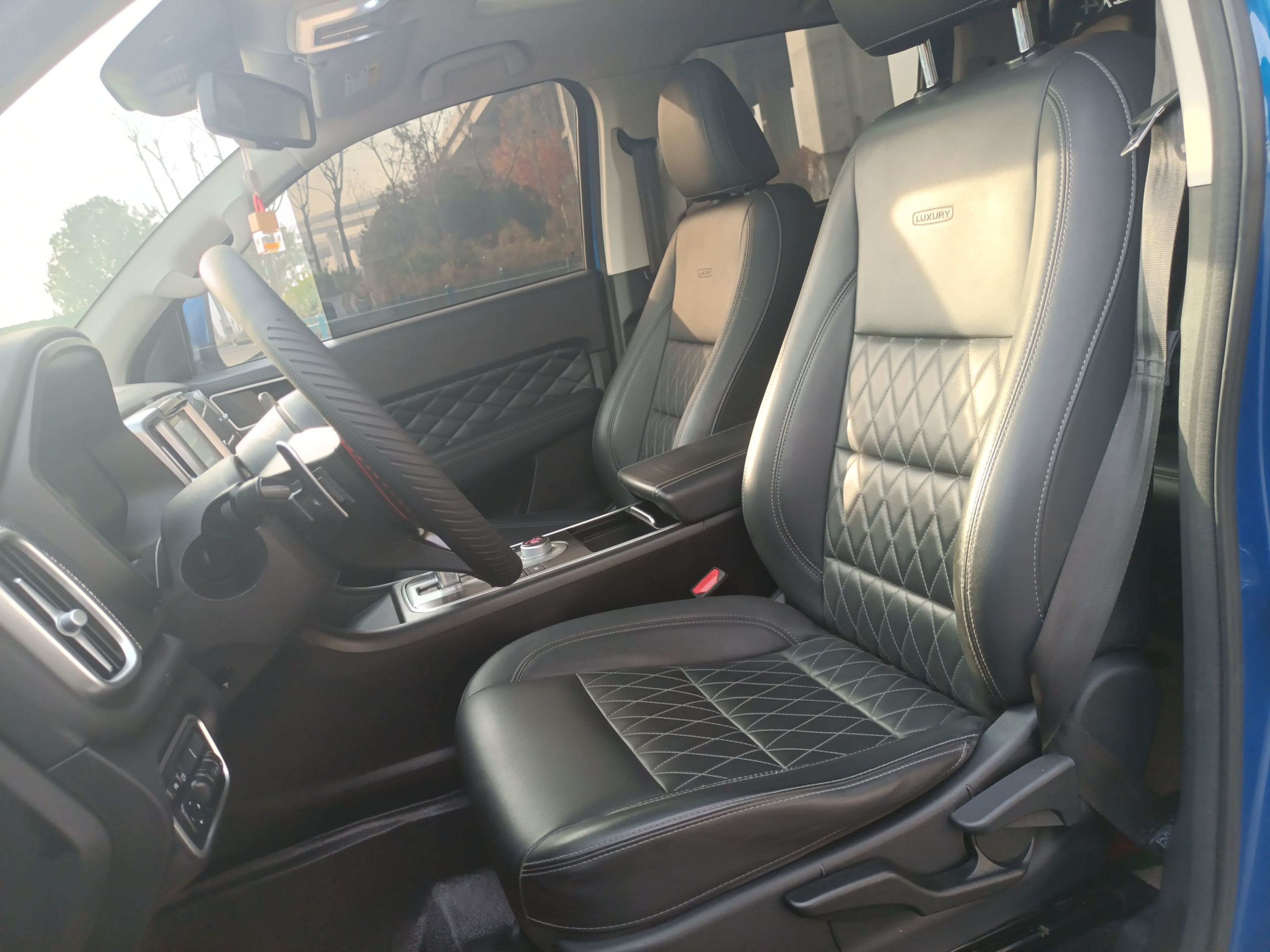 المقاعد الأمامية داخل السيارة