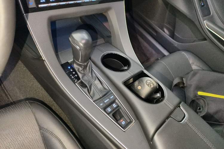 Used Toyota Avalon 2019 Dual-Engine 2.5L Luxury Edition China VI Standard
