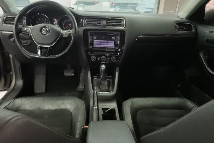 Used Volkswagen Sagitar 2015 230TSI Automatic Luxury Model
