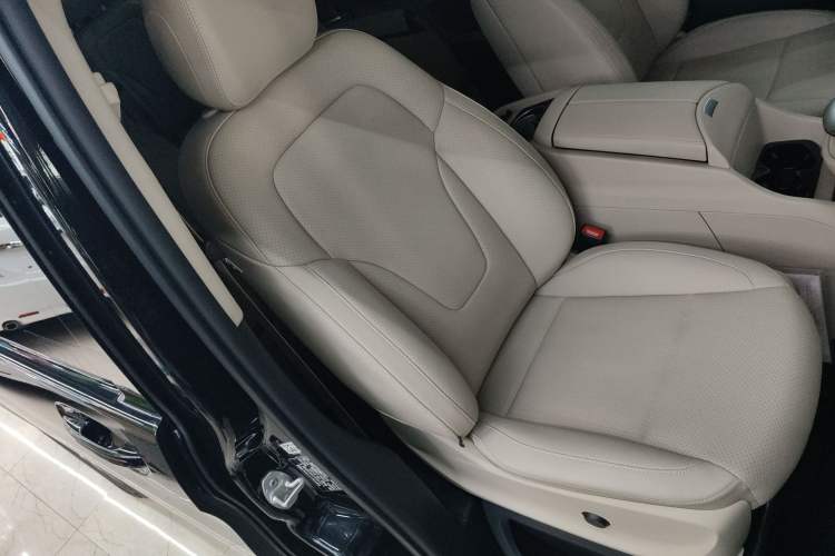 Used Mercedes-Benz V-Class 2021 V 260 Avantgarde Edition
