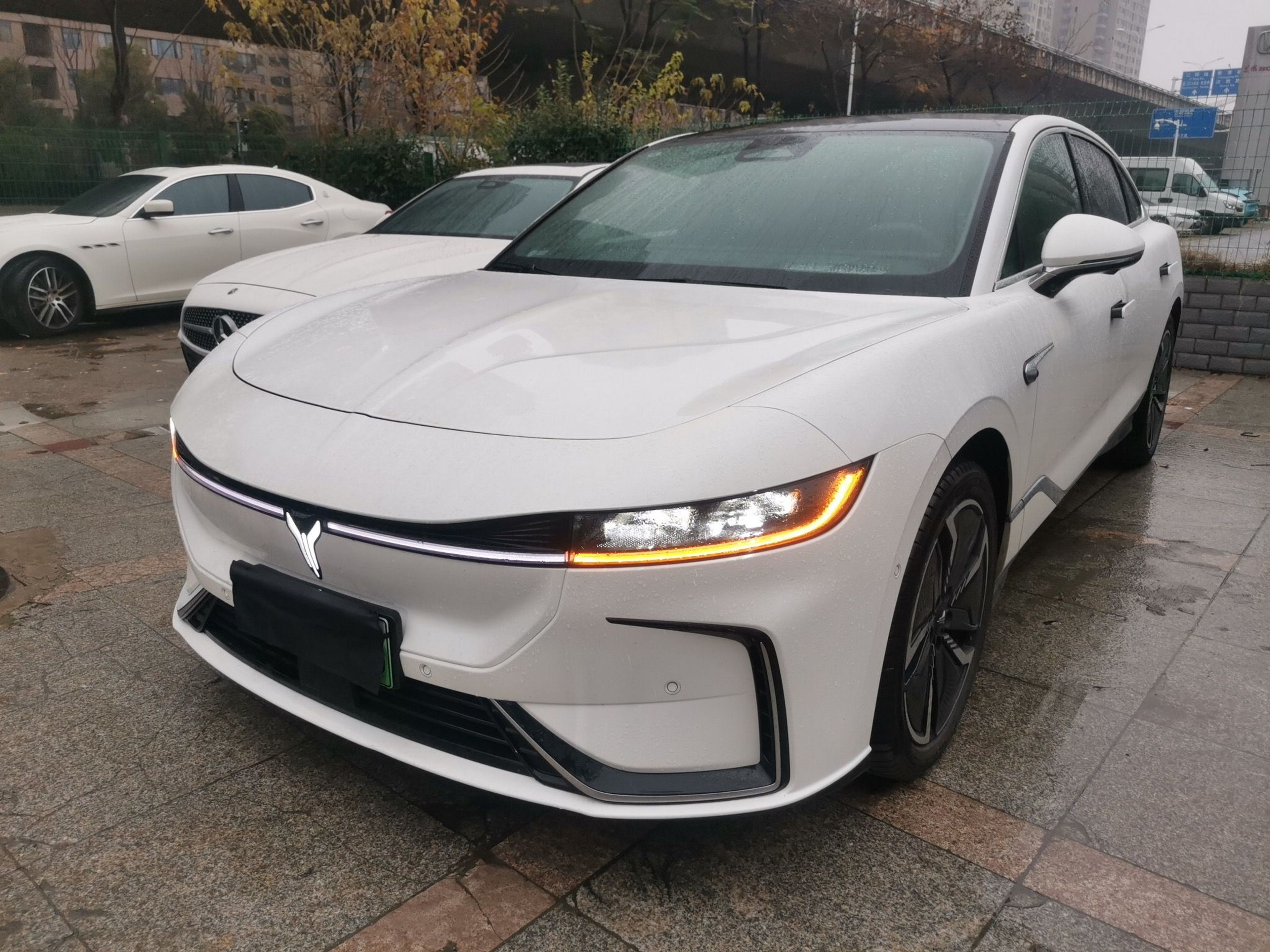 تحت مقدمة السيارة