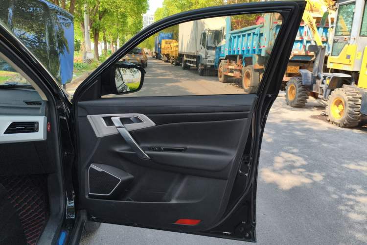 Used Geely Auto Emgrand X7 Sport 2018 1.8TD Automatic Two-Wheel Drive Smart Connect 4G Internet Edition
