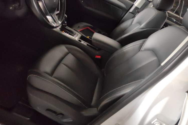 Used Roewe RX5 2016 20T Two-Wheel Drive Automatic Internet Smart Edition
