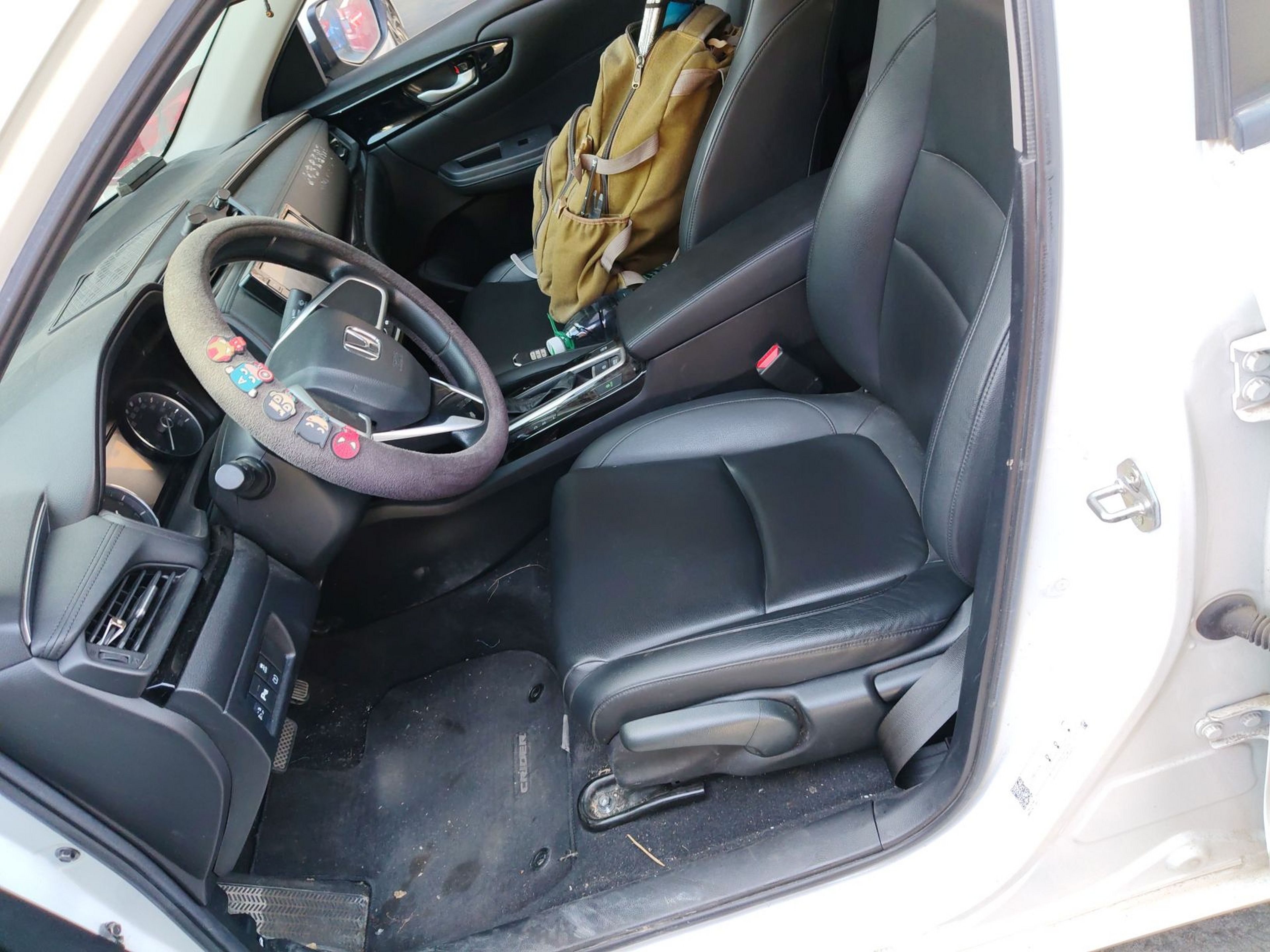 Переднее сиденье в автомобиле