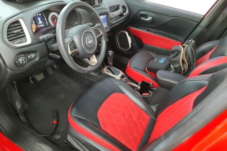 Used  Renegade 2018 Connected Large Screen Version 180T Automatic High-Energy Edition
