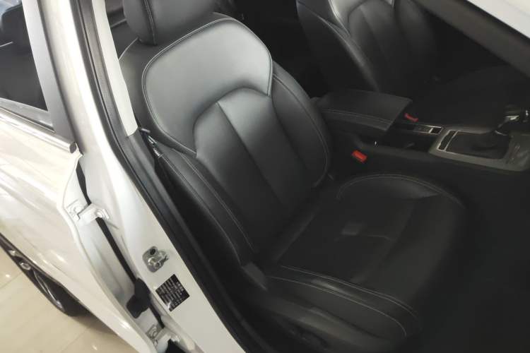 Used Roewe RX5 2016 20T Two-Wheel Drive Automatic Internet Smart Edition
