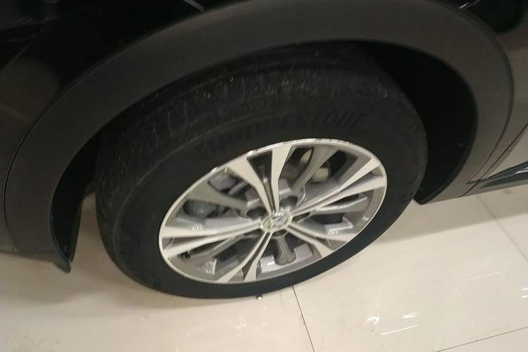 Used Buick Envision 2021 Encore Plus 652T Five-Seat All-Wheel-Drive Luxury Model
