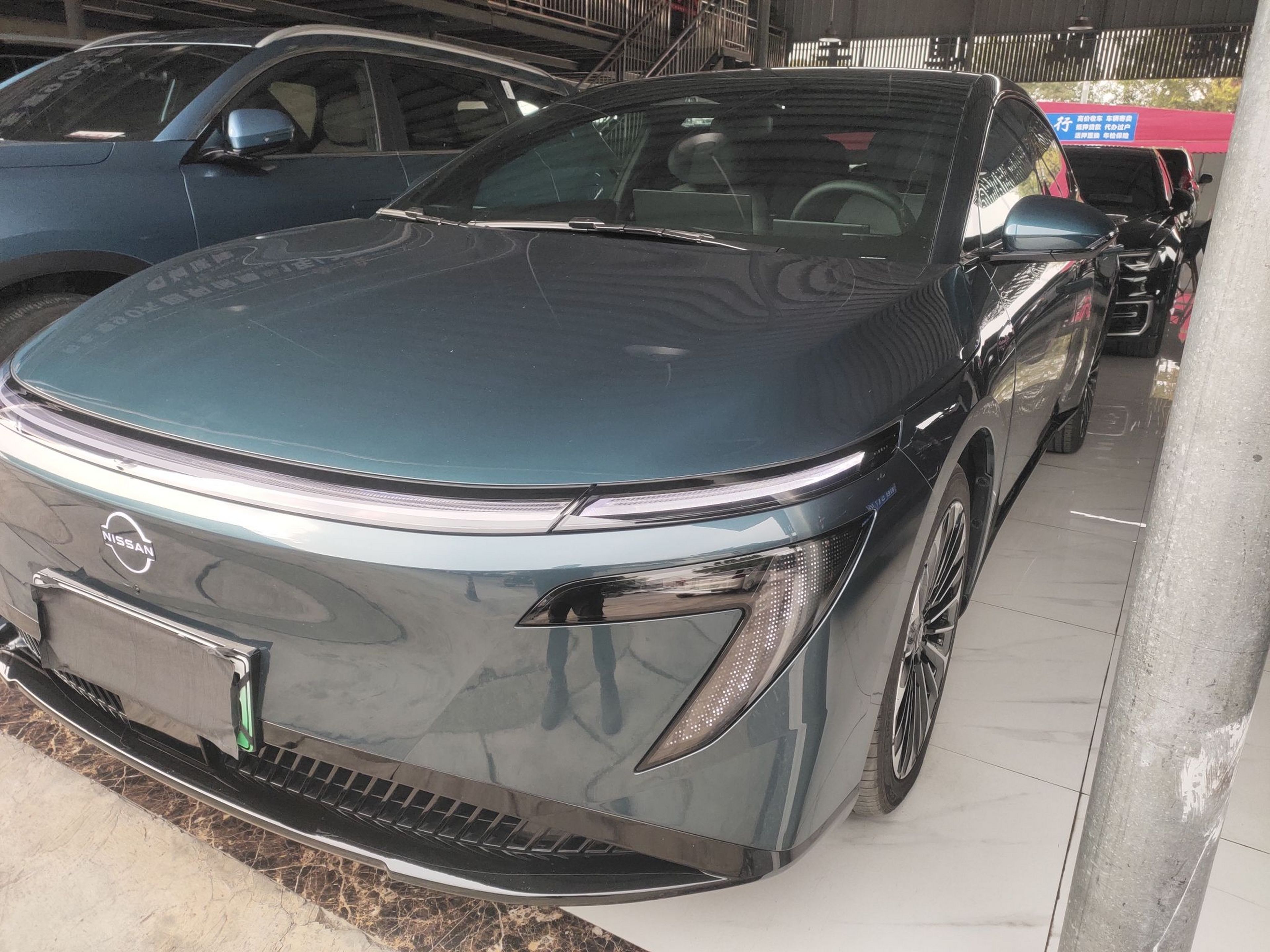 تحت مقدمة السيارة