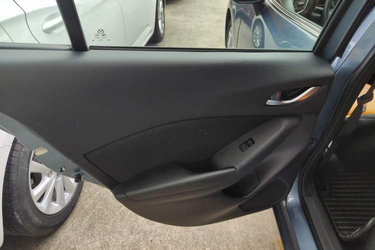 Used Mazda Mazda 3 Axela 2014 Hatchback 1.5L Automatic Luxury Model
