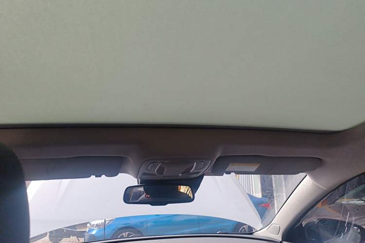 Used Roewe i6 MAX 2020 300TGI Automatic Supreme Edition with Cool Sunroof and Advanced Driving Features
