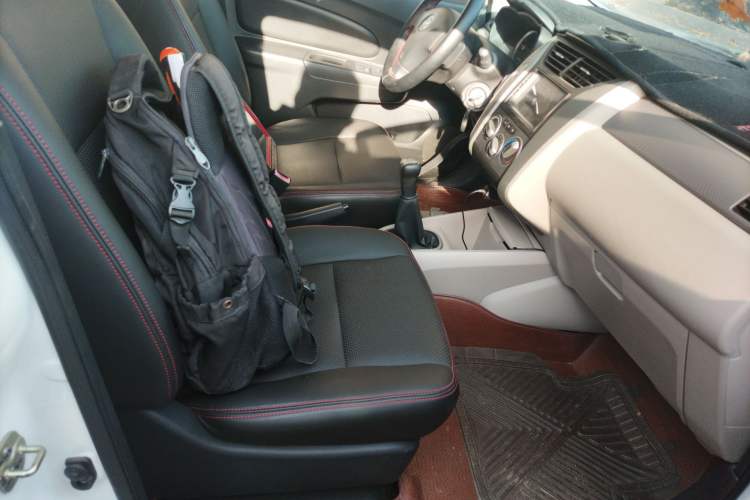 Used Venucia R50 2015 1.6L Manual Fashion Edition
