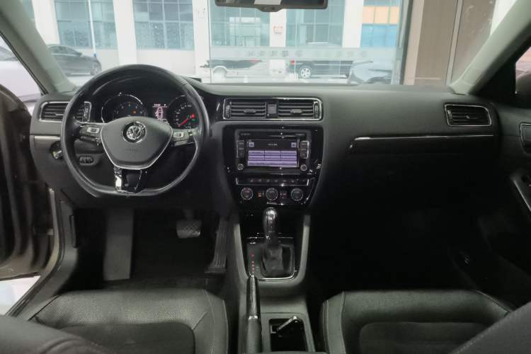 Used Volkswagen Sagitar 2015 230TSI Automatic Luxury Model
