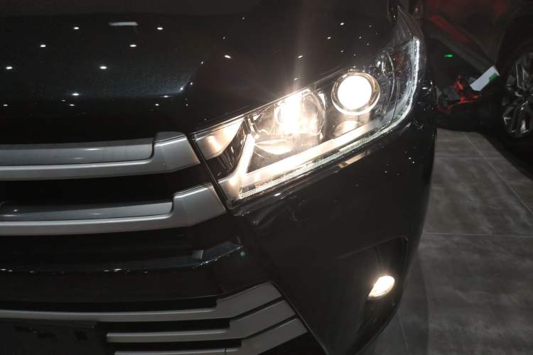 Used Toyota Highlander 2018 2.0T Four-Wheel Drive Luxury Version 7 Seats China VI Standard
